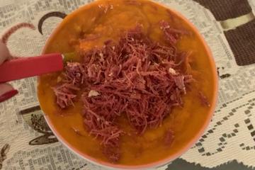 Caldo de abóbora com carne seca