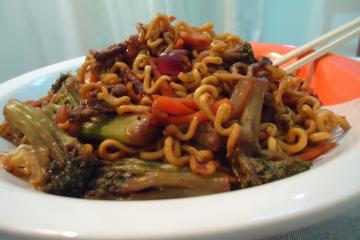 Yakisoba de carne com marcarrão lámen