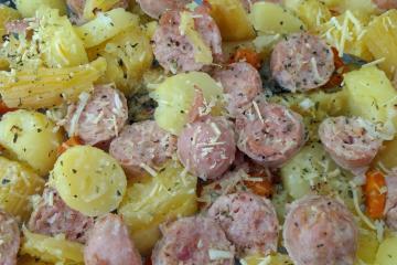 Linguiça ao forno com batatas