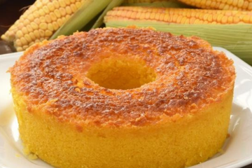 Bolo de milho verde da espiga cremoso: a receita da vovó é muito fácil de fazer se você descascar o milho desse jeito