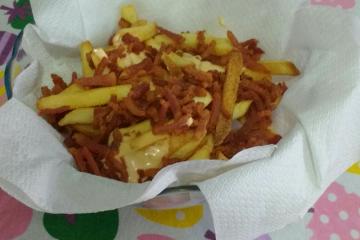 Batata frita com queijo e bacon na airfryer