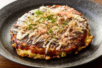 Okonomiyaki panqueca salgada japonesa recheada e finalizada com molho agridoce