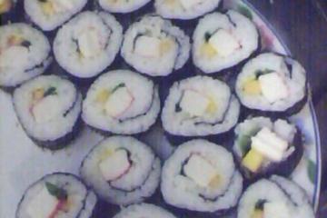 Sushi de kani com manga (versão Brasil)