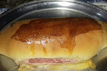 Pão caseiro recheado com presunto