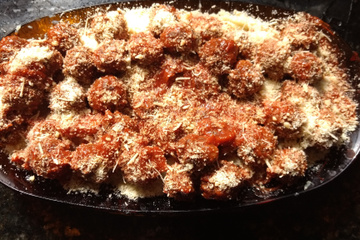 Polenta com almôndegas