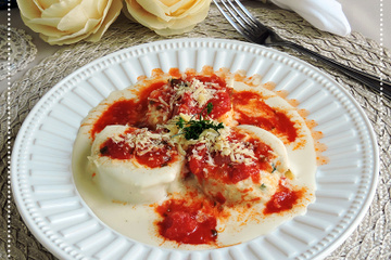 Rondeli de espinafre, ricota e tomate seco
