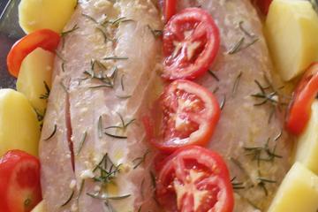 Filé de peixe assado com batatas