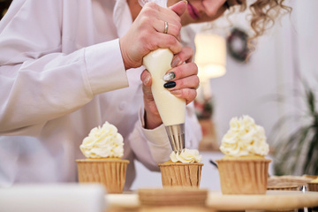 Como fazer chantilly: aprenda a acertar o ponto e a salvar o creme caso fique aguado