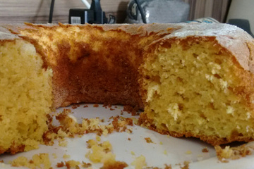 Bolo de milho verde e fécula de batata com cocada mole