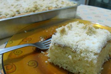 Cuca de banana com farofa