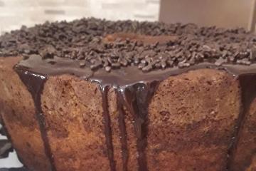 Bolo de Chocolate Simples Com Creme de Manteiga - Easy and Delish