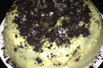 Bolo de Oreo com cobertura de leite em pó