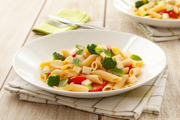 Penne Singulérico com Brócolis, Tomatinhos, Queijo Minas e Manjericão