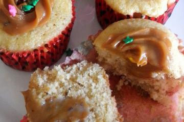Cupcake de Baunilha com cobertura de Doce de Leite
