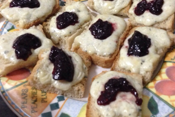 Canapé de gorgonzola com frutas vermelhas