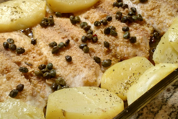 Filé de peixe na farofa ao molho de alcaparras