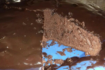 Bolo de chocolate com cobertura cremosa