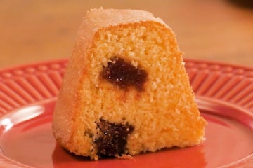 Bolo de fubá com goiabada