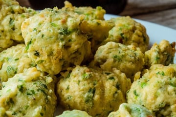 Bolinho de arroz verde com brócolis e temperos, petisco para a Copa saboroso e nutritivo