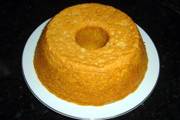 Bolo de cenoura e cobertura de leite condensado cozido com coco