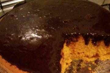 Bolo de cenoura com calda de chocolate