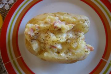 Batata recheada com requeijão e bacon