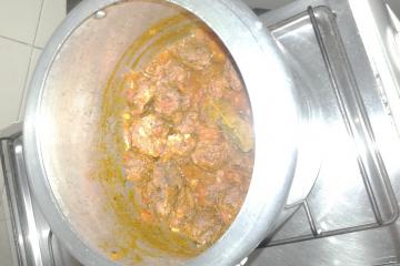 Almôndegas assadas com molho de tomate e vinho