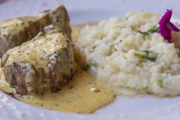Filé mignon ao molho de mostarda com risoto de alho-poró