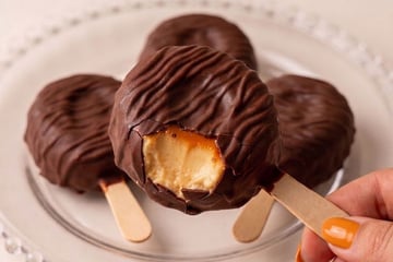 Picodim, o picolé de pudim no palito coberto de chocolate crocante por fora e macio por dentro