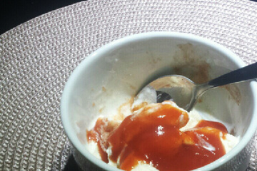 Sorvete de queijo com calda de goiabada