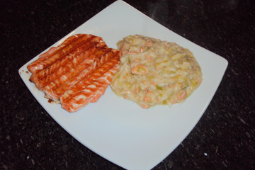 Risoto cremoso de salmão e alho poró