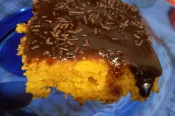 Bolo de cenoura com calda de chocolate