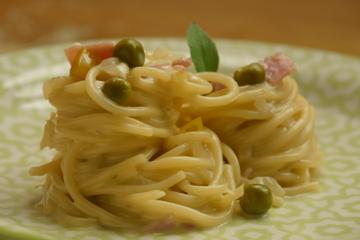 Macarrão com molho de requeijão e maionese
