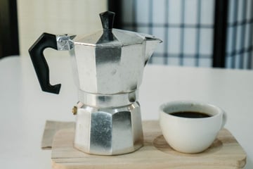 Café na cafeteira italiana do jeito certo direto no fogão e sem vazar