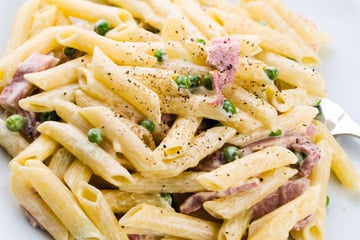 Penne ao molho branco à parisiense com presunto e ervilha