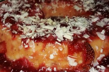 Pudim de chocolate branco com calda de morango