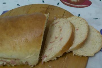 Pão recheado com presunto e queijo