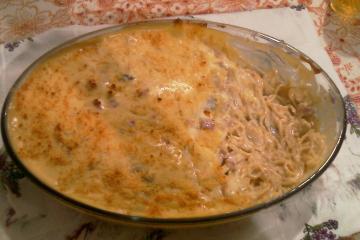 Macarrão ao molho de queijos e champignon