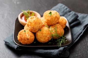 Bolinho de mandioca recheado com frango no tucupi
