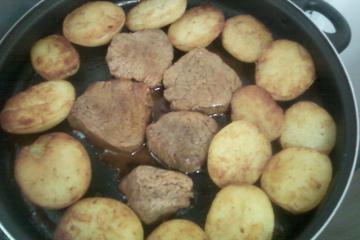Batata dourada com baby beef