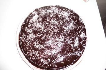 Bolo de chocolate com cobertura de chocolate e recheio de coco