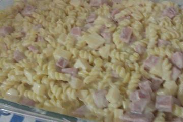 Macarrão ao molho branco com presunto e queijo