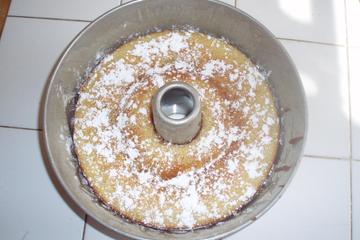 Bolo piña colada (abacaxi com coco)