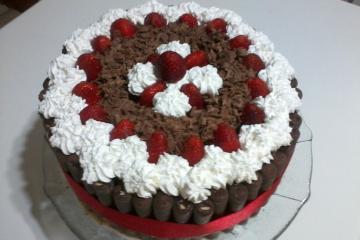 Bolo de chocolate e morango com Twix