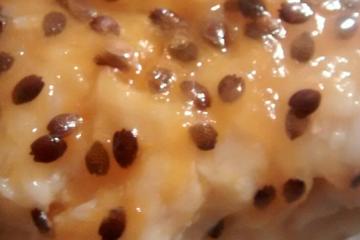 Cocada mole com calda de maracujá