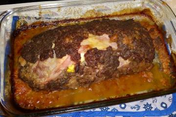 Bolo de carne moída recheado com presunto e mussarela