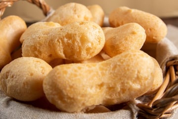 Biscoito de polvilho assado sequinho e crocante com queijo parmesão