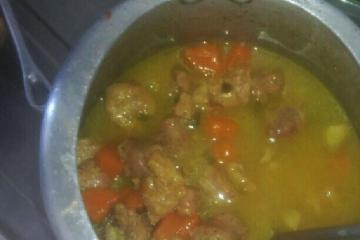 Linguiça com batata e cenoura