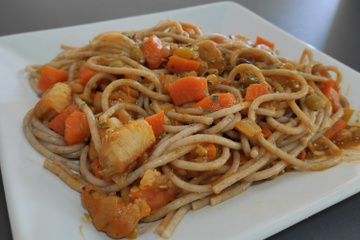 Macarrão integral ao molho de frango com legumes e biomassa de banana verde