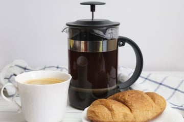 Café na prensa francesa descomplicado com a moagem certa do grão